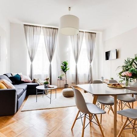 Ferienwohnung New & Cozy 3Bds In Historical Center - S8 Prag Exterior foto